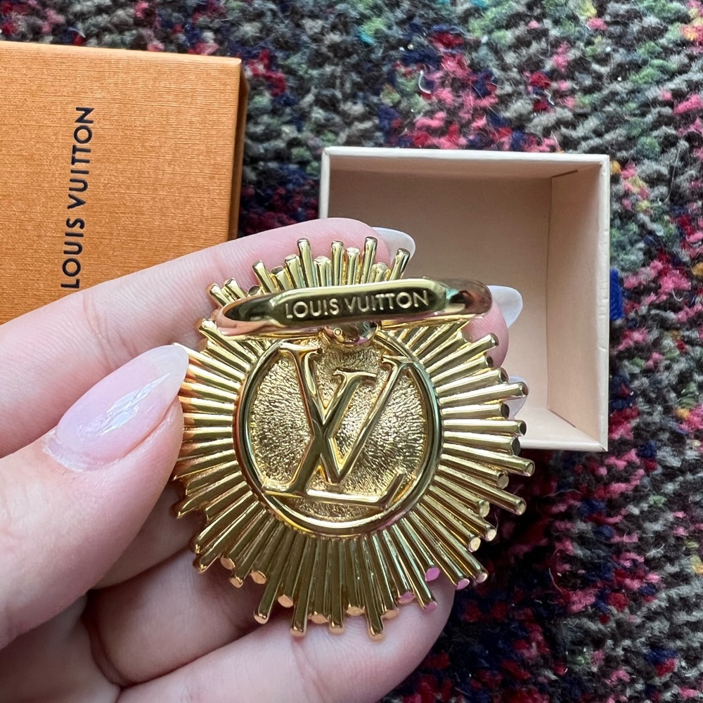 Louis Vuitton. Phone ring holder. Golden. New